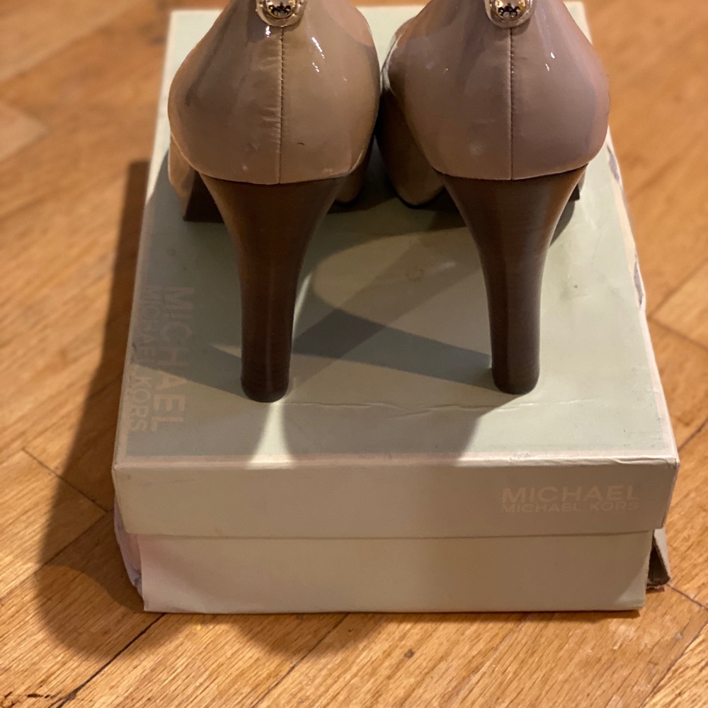 MICHAEL KORS NUDE PATENT LEATHER HEELS - Picture 2 of 4